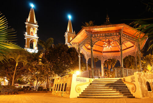 mazatlan-g01-p03-plaza-central-kiosko-y-catedral